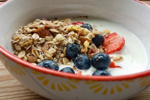 Müsli mit Joghurt und Beeren