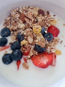 Müsli mit Joghurt und Beeren