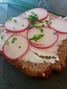 Vollkornbrot mit Radieschen