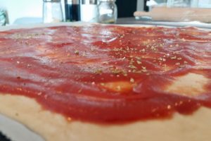 Tomatensauce auf der Pizza