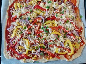 belegte Pizza mit Paprika und Thunfisch